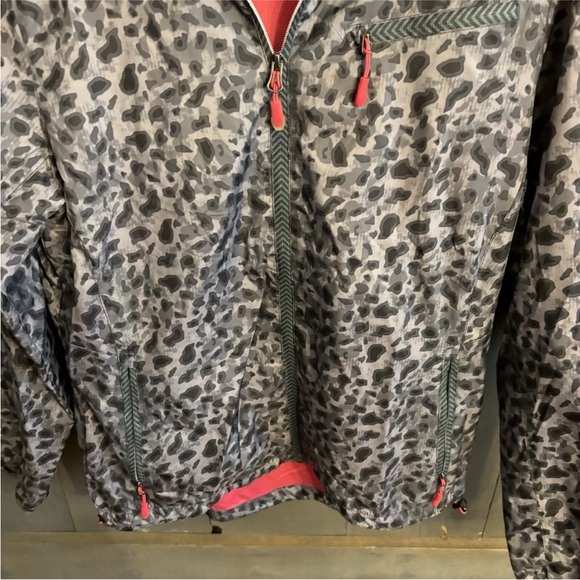 New Balance Women’s Pink Grey Leopard Animal Print Rain Jacket Size Medium - Picture 7 of 8